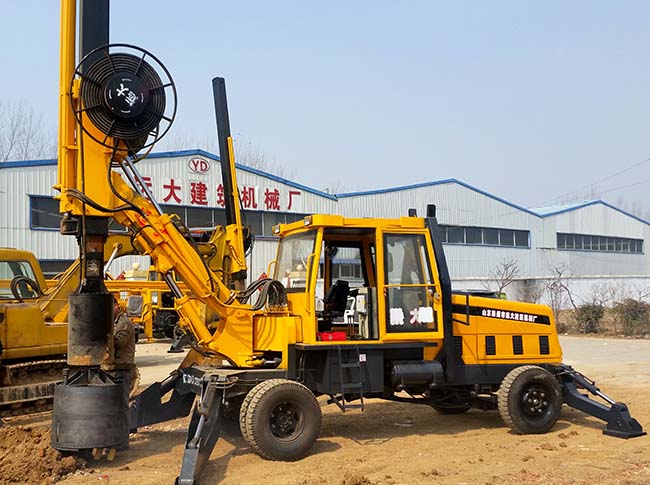 小型輪式旋挖機，適合於房屋建築、道路橋梁施工和建築工地使用。